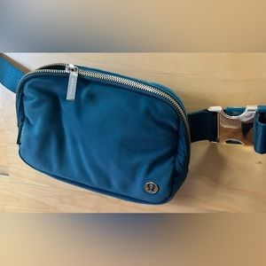 Lululemon everywhere belt bag 1L.